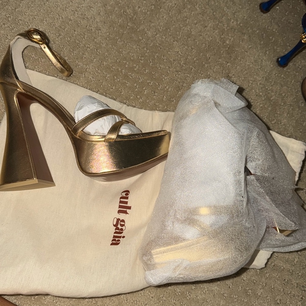 NWT CULT GAIA/SOLD OUT gold platform shoe size 37